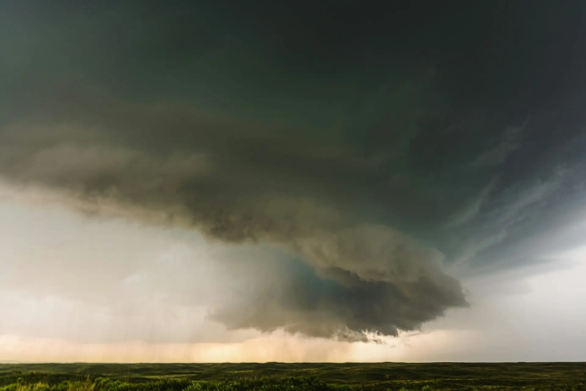 Supercell thunderstorm rotating over the Oklahoma plains