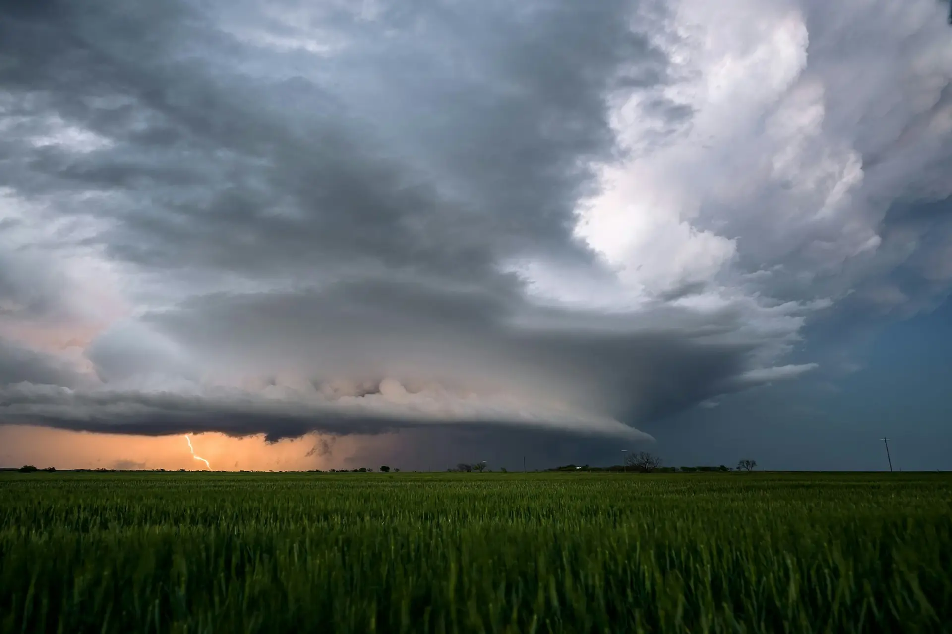Severe storm approaching over open Oklahoma fields